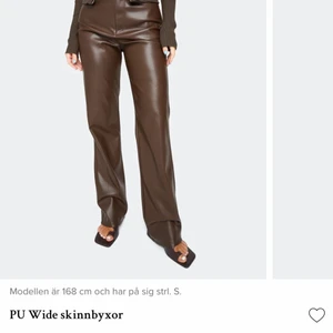 Skinnbyxor BikBok - Kollar intresset på mina skinnbyxor från BikBok. De är aldrig använda och lappen sitter kvar. Byxorna är slutsålda på hemsidan och kostar 499kr.