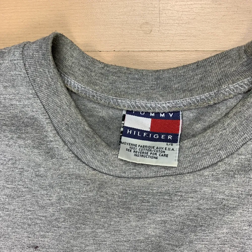 Jättefin fin vintage Tommy Hilfiger tshirt. Den är i jättegod skick men är vintage vilket syns på plagget. Den är storlek L och passar som M/L (Oversized fit). Skulle även säga att den är unisex.  Measurements: Chest:56cm Shoulder to shoulder:49cm Length: 74cm ArmLength:19cm  Modellen är 170cm   Follow @diviinethrift på Instagram  . T-shirts.