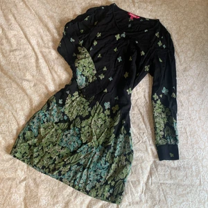 Klänning Indiska  - Jättesöt vintage klänning med trekvartslånga ärmar från indiska. Storlek medium men jag skulle säga att den även passar på S. Tyvärr är den lite kort på mig som är 180cm.💕