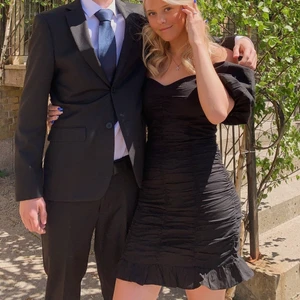 Svart ”ribbad” klänning - Denna är bara använd en gång då jag hade den på min skolavslutning som ni ser på bilden!! Den hade vart jätte fin till nyår t.ex✌🏻✌🏻