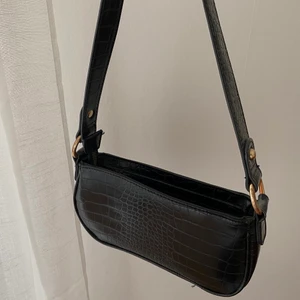 Liten axelväska  - Svart, liten, kort axelväska från asos. Super bra skick!