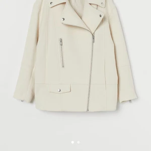 Vit kappa - Säljer just nu en jättefin jacka från hm som jag endast använt ett fåtal gånger, så väldigt bra skick. Det är storlek xs men den är overzised så den sitter mer som en S på  mig som brukar ha S