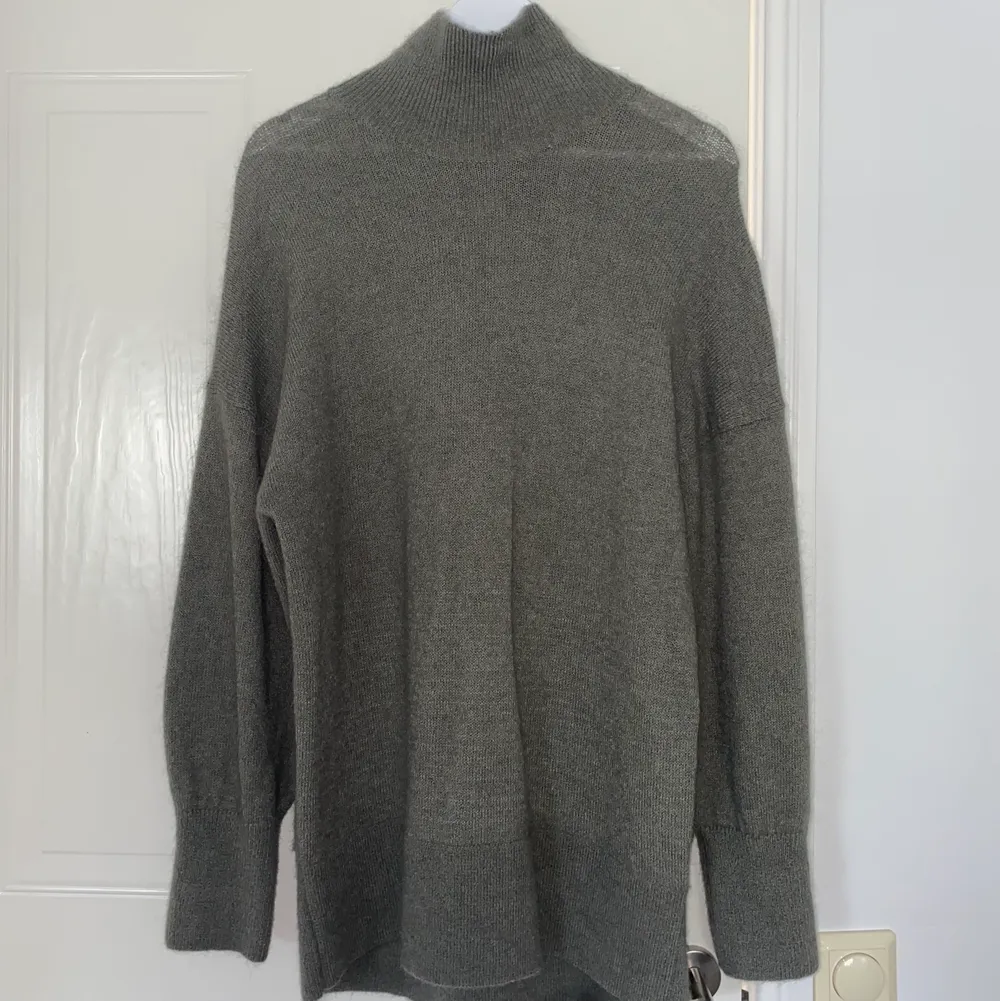 Grön/grå stickad oversized tröja från H&M trend i wool blend (materialet kan upplevas som lite ”hårigt”). Storlek XS, orginalpris 599 kr säljer för 300 kr varav frakt är inkluderat!. Stickat.