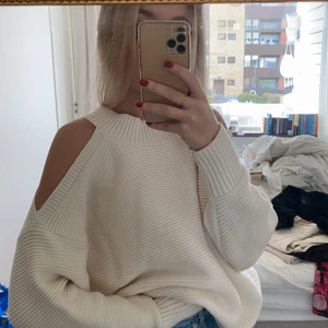 Myyysigaste tröjan från Zara med cutouts - Så fin och Såå mysig tröja. Perfekt skick
