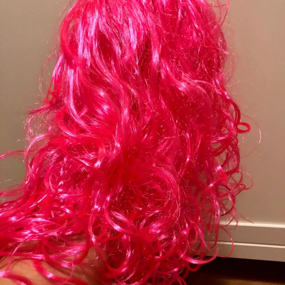 En neon rosa peruk perfekt till halloween. Accessoarer.