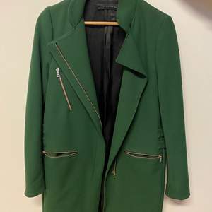 Grön Zara kappa med gulddetaljer 