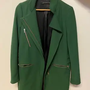 Grön Zara kappa med gulddetaljer 