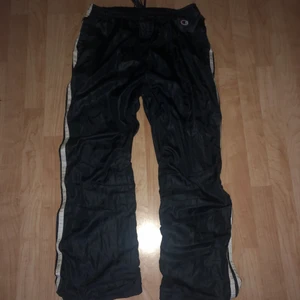 Champion träningsbyxor - Supersnygga champion byxor gjorda i ett ”prassligt” material. De är unisex och ser snygga ut på alla