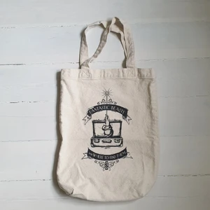 Tote bag med Harry Potter tryck - Tygväska med tryck från Fantastic Beasts (Harry Potter) köpt i Japan. Fomad för lite mer utrymme än en vanlig tygväska med en bred botten. Knappt använd. Kan mötas i Stockholm eller frakta:)
