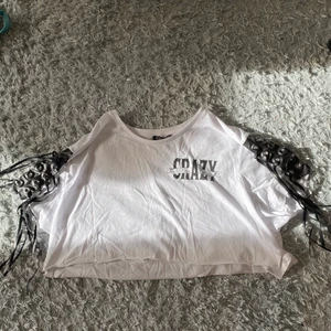 Tröja - Aldrig använd i storlek L men passar absolut mindre storlekar.