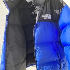 the north face  - the north face jacka. super varm och skön. ett litet hål på framsida men går att fixa kom privat för mer info. storlek Herr L. Buda med minst 30 kr mer