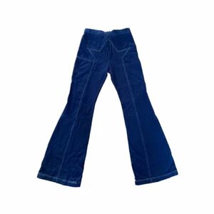 Stjärn byxor - Byxa med en stor stjärna där bak, jeans-tights som passar S men även XS eller M pga att de är så töjbara. Går ända ner till foten på mig som är 167cm💜 skriv för mer info, frakten är 45kr 