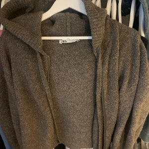 ZIPHOODIE FRÅN ZARA💛💛 - Min kofta från zara som jag inte använder ❤️super snygg och passar perfekt nu till hösten 😇😇köp direkt för 350kr