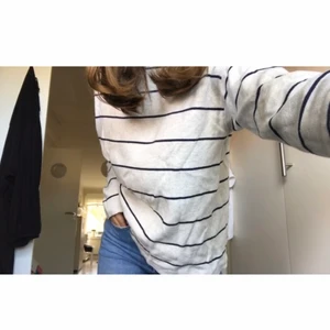 Randig tröja - Säljer min super fina grå/blå randiga tröja som är i storlek xs☺️💗 super bra skick, endast använd fåtal gånger🌸