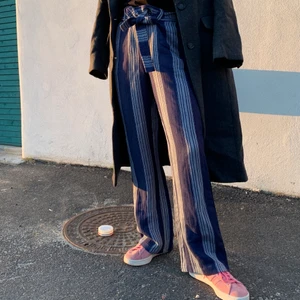 Stribede bukser - Blåstribet bukser fra Moliin, med bindedetalje foran. 