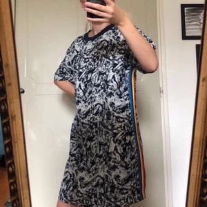 Klänning - Klänning med regnbågsdetalj på båda sidorna.