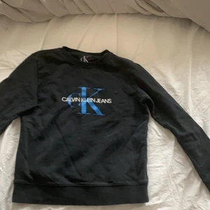 Calvinklein sweatshirt  - Skön tröja som jag älskar men blev för liten för mig jätte fin och skön sweatshirt 