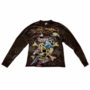 Brun långärmad Ed Hardy tröja - Asfet brun långärmad Ed Hardy tröja med tryck och strass. Fint skick, inga kristaller verkar saknas.