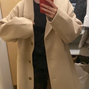 Beige kappa ifrån nakd ( Claire rose) - Säljer min oanvända kappa ifrån nakd och claire rose. Den är helt slutsåld. Inköpt för 999kr säljer för 899 inklusive frakt. (Gratis frakt) Storlek 38!