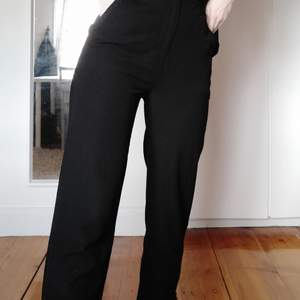 Säljer dessa svarta kostymbyxor (färgen är som första bilden) från NA-KD i storlek 34 men passar även en 36:a sparsamt använda så i bra skick. Spetsdetaljer vid fickor och vid slitsarna. Köparen står för frakt. Hör av dig vid frågor :) 🤍