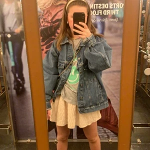 GANNI t shirt  - Säljer mig ganni t shirt i grön då jag inte längre använder den. Köpte den för 850kr 