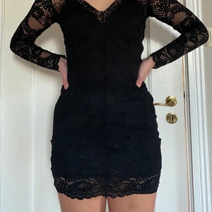 Svart spetsklänning - Svart spetsklänning från H&M i storlek 34. Klänningen är använd 3 gånger och har därför inga defekter eller skador.