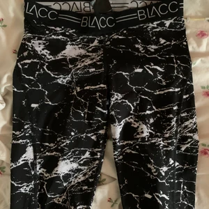 BLACC Träningstights XS/S - Coola träningstights. Jag har S och de passar mig men passar också XS.