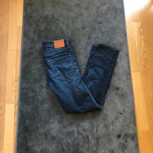 Jack & Jones - Tim - Jack & Jones jeans utan några tecken av slitage. Nypris cirka 800 kr mitt pris 150 kr.