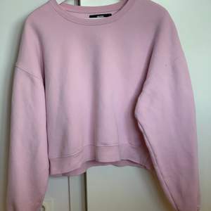 Fin croppad sweatshirt från bikbok. Rosa strl S, är lite oversized. Fint skick och sparsamt använd. 100kr+frakt, köpare betalar frakt💞