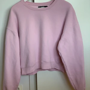 Fin sweatshirt  - Fin croppad sweatshirt från bikbok. Rosa strl S, är lite oversized. Fint skick och sparsamt använd. 100kr+frakt, köpare betalar frakt💞