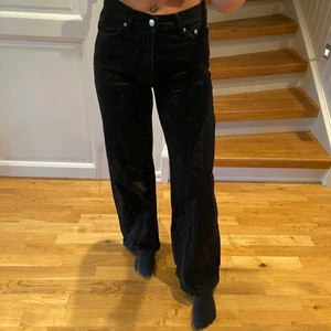 Jeans från junk yard  - Använder inte längre, har fått lite linjer under tvätten men tycker det ser ganska coolt ut ändå. Köparen står för frakten :) 