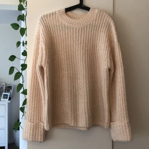 Kofta - Jätte fin kofta i ljus rosa färg med guldiga glitter trådar! Använt 1 gång! Den är lite stickig eftersom den har glitter trådar i sig och är även oversize 