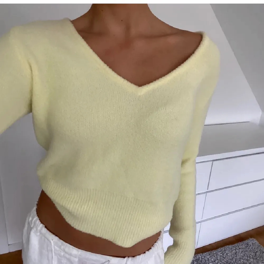 Säljer denna gula tröjan från Zara, supermjukt material!💛💛 Säljer för att den inte kommer till användning längre. Lånade bilder!!. Stickat.