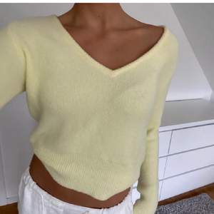 Säljer denna gula tröjan från Zara, supermjukt material!💛💛 Säljer för att den inte kommer till användning längre. Lånade bilder!!