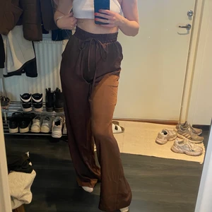 Byxor - Jättefina och sköna silkesbyxor. Älskar dom men säljer för att jag har ett till par. Köparen står för frakt💗