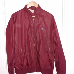 Lacoste vindjacka vintage  - Storlek L, inköpt på secondhand butik, fint skick, liten maska precis vid märket bara, sparsamt använd sen jag köpte den, 
