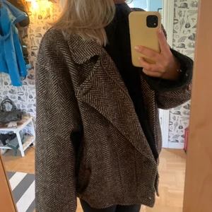 Jacka  - Skit snygg jacka, den är rätt tjock så funkar både till hösten och vintern! Jag är 162 och ni ser på bilderna hur den sitter på mig 💞 står i jackan att de är en L men skulle säga att det är en M ungefär 