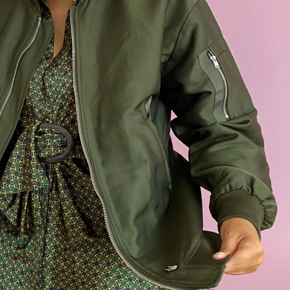 Green light bomber jacket from Selected femme x eurowoman. Only used a couple of times. Jackor.