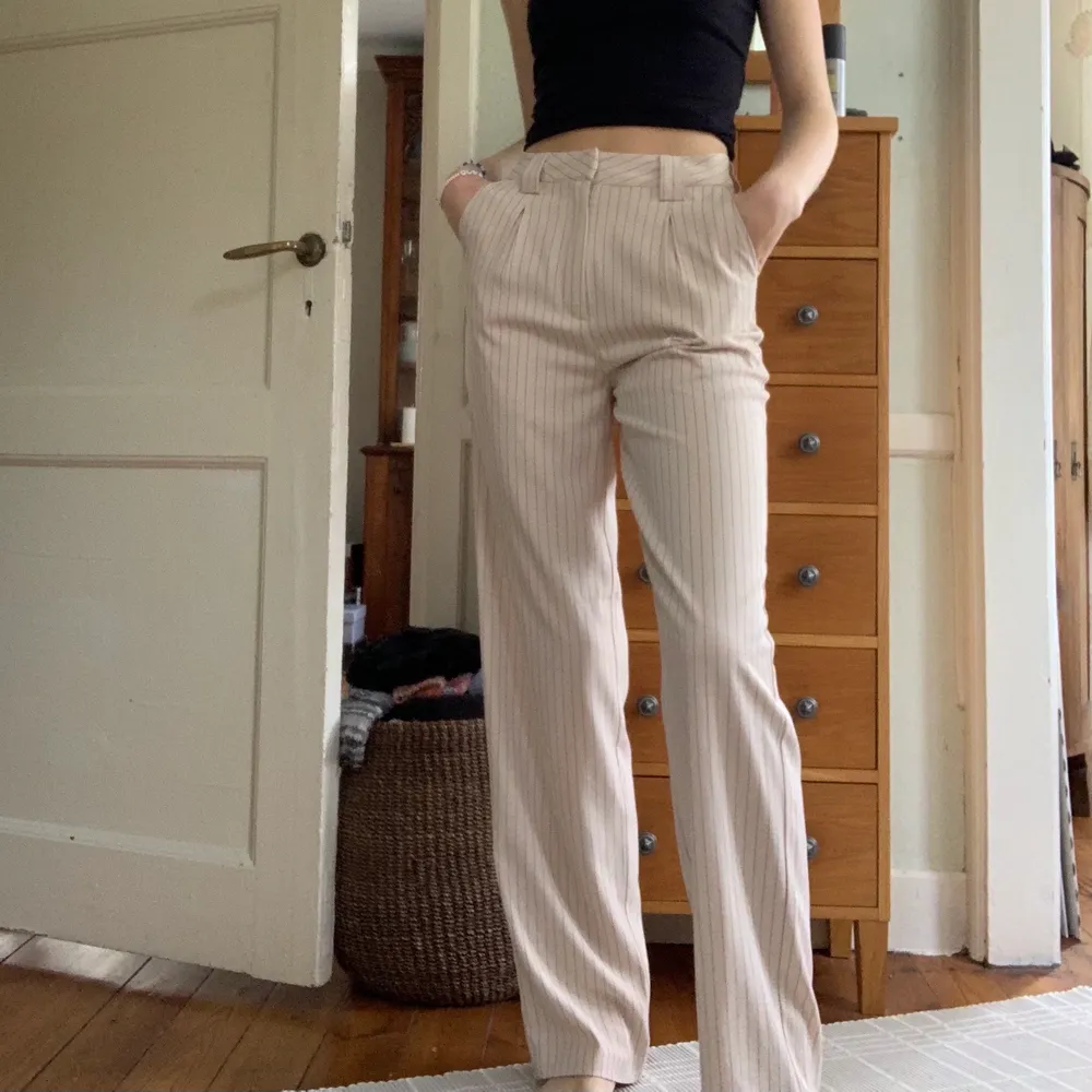 Super snygga kostymbyxor från NA-KD! 😍 Köpte för 500 kr. Använt två gånger. Jag är 174 cm lång och byxorna är i en perfekt längd för mig. . Jeans & Byxor.