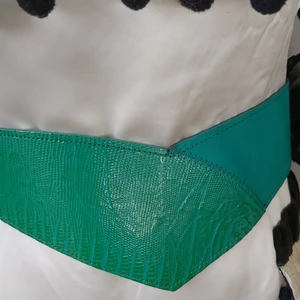Retro skärp från 80-talet - Retro brett skärp från 80-talet 100%äkta läder. Färg två nyanser i grönt. Tillverkat i Holland. Mått 92 cm från det hålet längst ytterst Hämtas i Västerås eller skickas spårbart mot fraktkostnad 66 kr