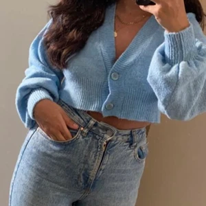 Blå stickad tröja  - Blå stickad tröja från Nelly, super fin. Storlek S, säljer för 100kr. 