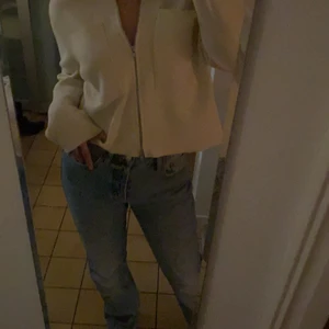 Zara jeans! - As snygga blåa zara jeans i storlek 38! Har vanligtvis 36/38, rekommenderar dessa ifall man inte vill ha för tight midja. Använda 3 gånger!