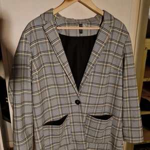 H&M rutig kavaj - En längre kavaj med framfickor och en knapp, endast använd ett fåtal gånger.