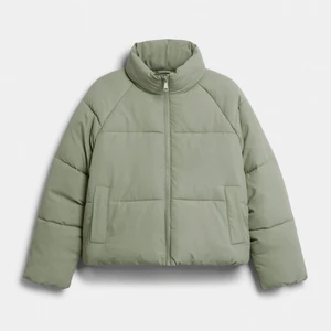 Monki Jacka Puffer Jacket  - Säljer vidare en varm och jätteskön jacka från Monki i storlek S eftersom den inte kom till användning 💚 En mörkare pistaschgrön ungefär. Sparsamt använd av förra ägaren och aldrig använd av mig.