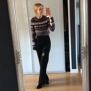 Kostymbyxor - Ett par svarta kostymbyxor med slits vid hälen, från NA-KD. Använda fåtal gånger, typ nyskick✨