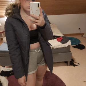 Helly Hansen jacka - Vinterjacka från Helly Hansen. Storlek dam S utgående modell, köpt för 3 år sedan för 3000 kronor. Trots åren på nacken så jättefint skick, använd ett tjugotal gånger. Tjock och varm, inte överdrivet lång men lång nog för att inte frysa om rumpan. Avtagbar fakepäls på luvan och ett H/H märke på vänster arm. Någon form av inpregnering som står mot fukt bra. 