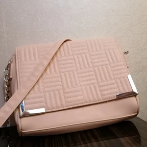 En baby rosa väska - En baby rosa (axel) väska. Från atmosphere. Har alldrig använts. Helt ny inga slipor eller skador. 