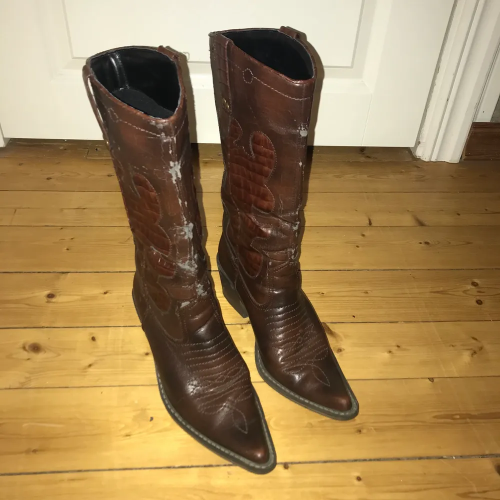 Så sjukt fina cowboy boots som jag älskar! Tyvärr är dom för små för mig som har storlek 38 men så fina verkligen. Perfekta klacken och fin brun färg.. Skor.