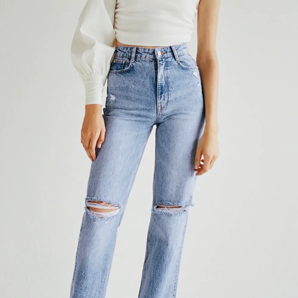 Säljer dessa snygga jeans pågrund av att dom var för små, aldrig använda!!. Jeans & Byxor.