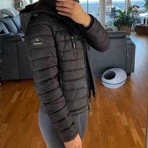 DUNJACKA - Mörkgrå dunjacka från Superdry. Använt skick, säljer pga liten. Storlek S, passar xs/s. 